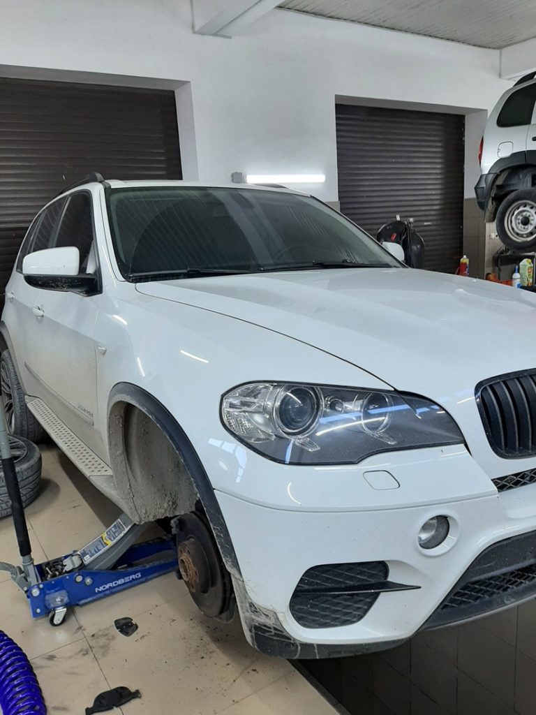 Замена колодок и ремонт суппорта BMW X5 в Анапе