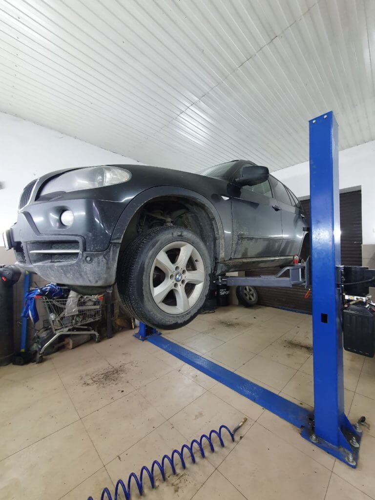 Замену шрусов приводов заднего редуктора на автомобиле BMW X5 в Анапе