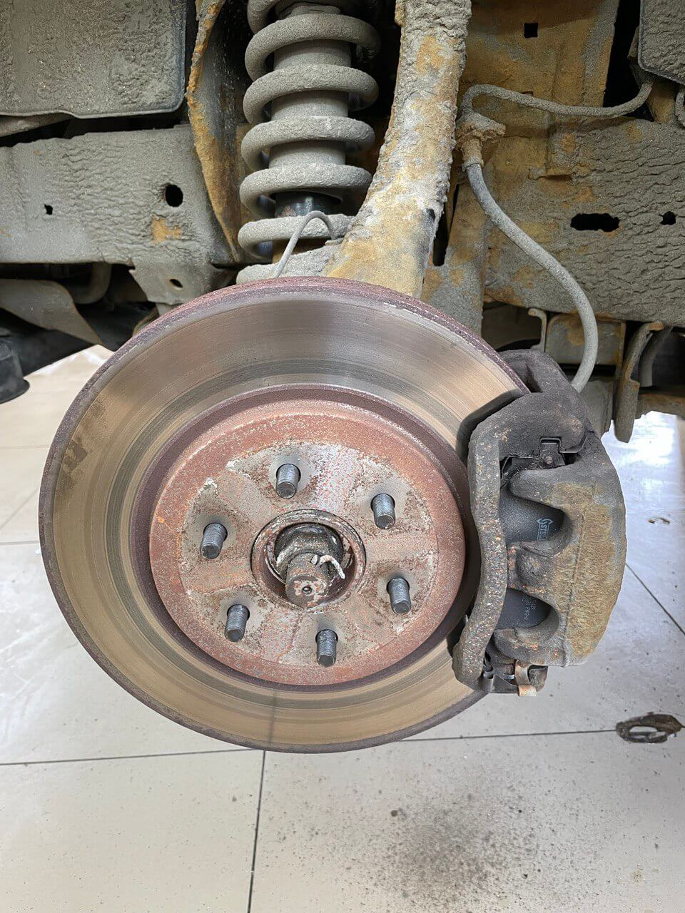 Ремонт и замена колодок и тормозных дисков на Nissan Pathfinder в Анапе